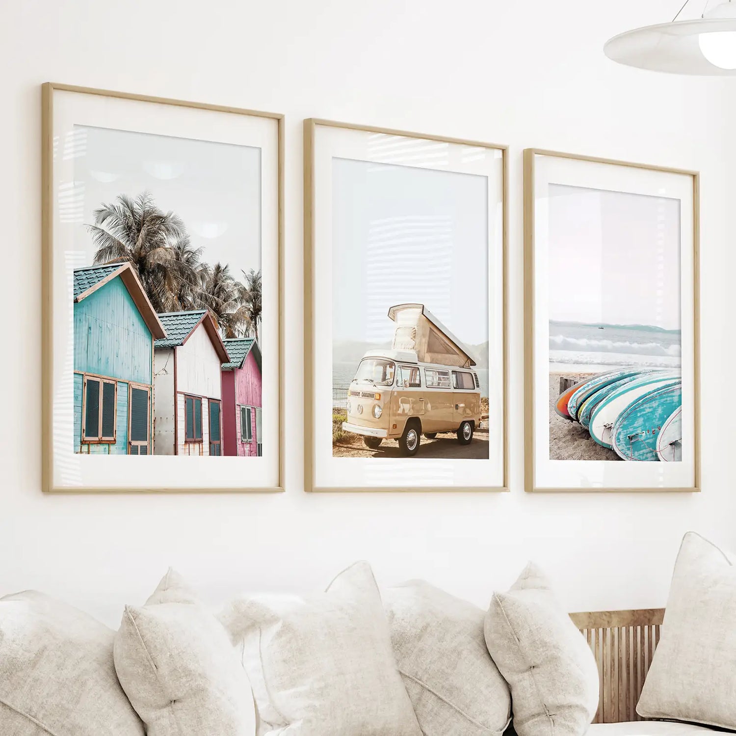 Yaz Sörfü Duvar Sanatı Seti. Sarı Otobüs, Sörf Tahtaları, Plaj Kulübeleri