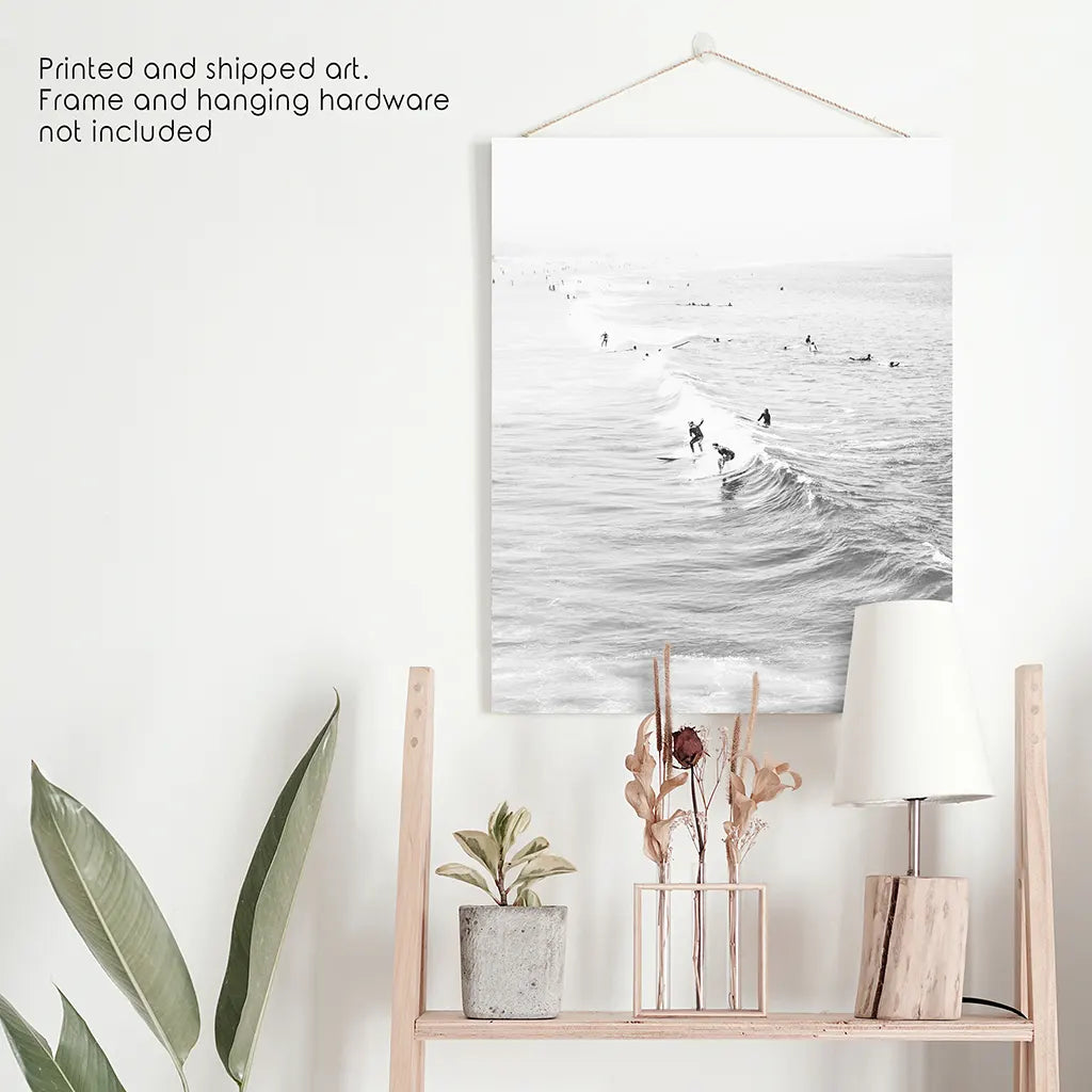 Dalgalar Üzerinde Siyah Beyaz Sörfçüler Duvar Sanatı Baskısı