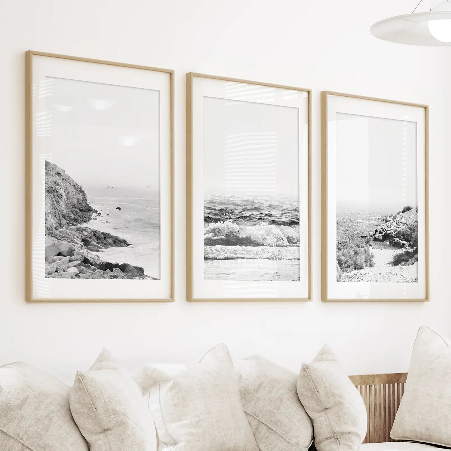 Kıyı Siyah Beyaz Fotoğraf Seti. Dalgalar, Kayalık Plaj