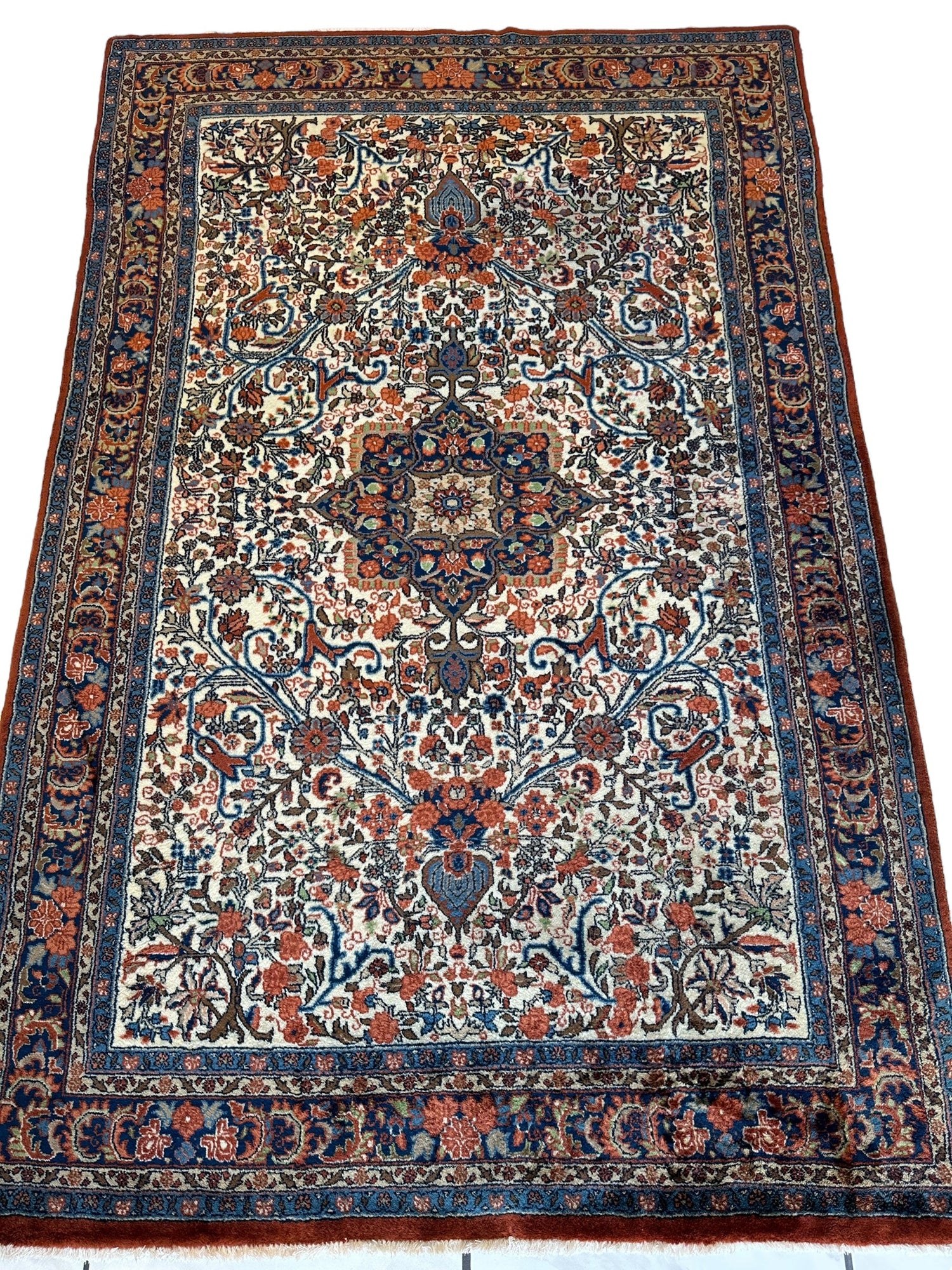 Vintage Persian Sarouk Wool Rug – 4’4” x 6’6” – Hand-Knotted Floral Medallion Design
