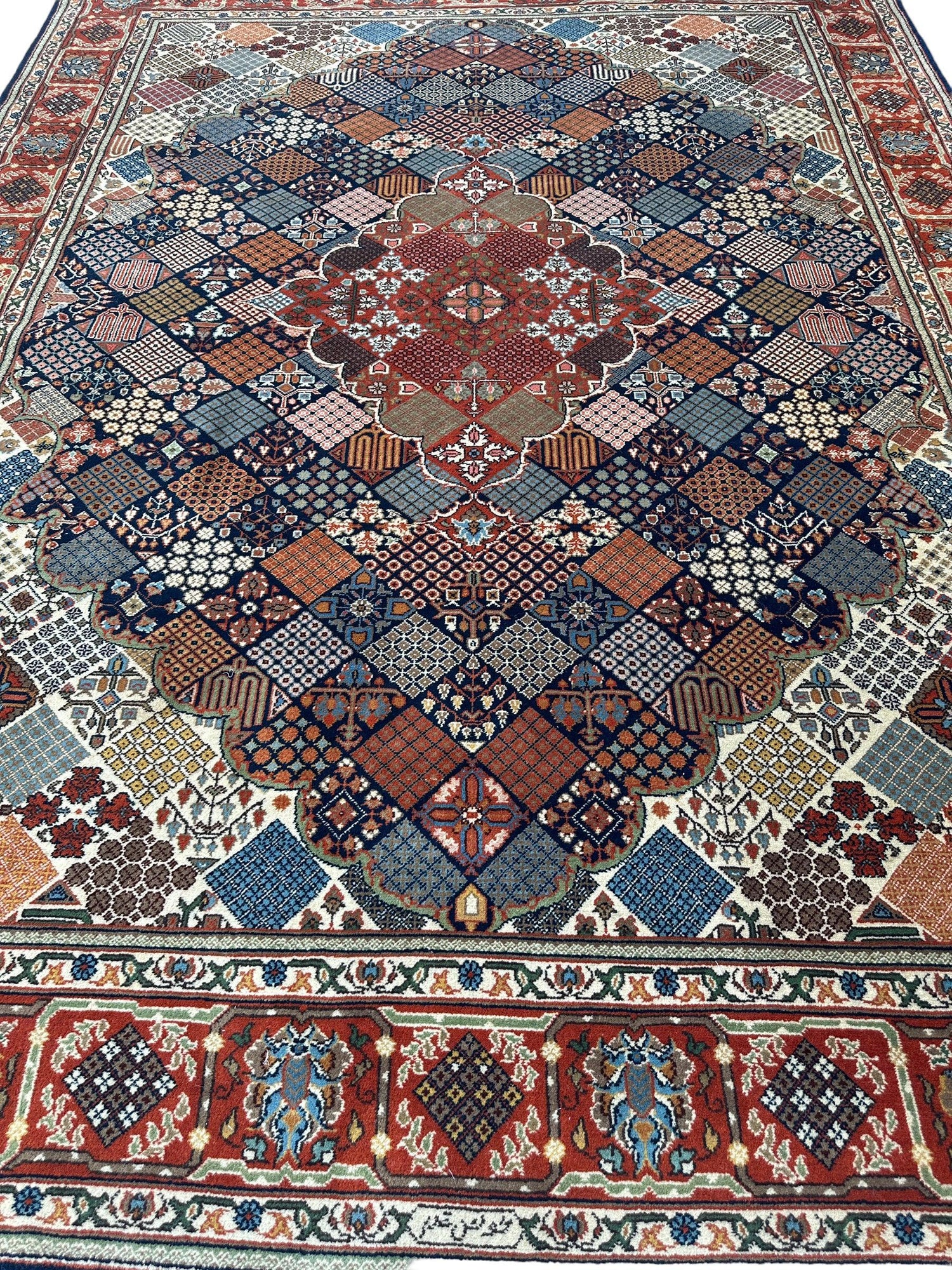 El Dokuma Indo-Joshegan Yün Halı – 3,6 m x 2,7 m – Geometrik Madalyon Desenli, Zengin ve Sıcak Bir Renk Paleti